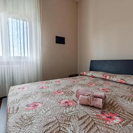 Luxury House Near Train Station Apartment